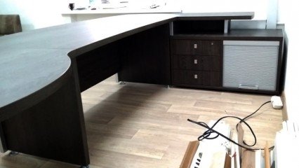 Офисный стол с приставкой и тумбой